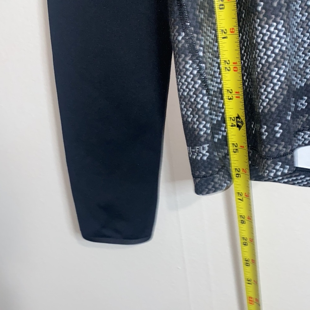 🪼Grey, black and white patterned long sleeved Nike Dri-fit! - Picture 4 of 9